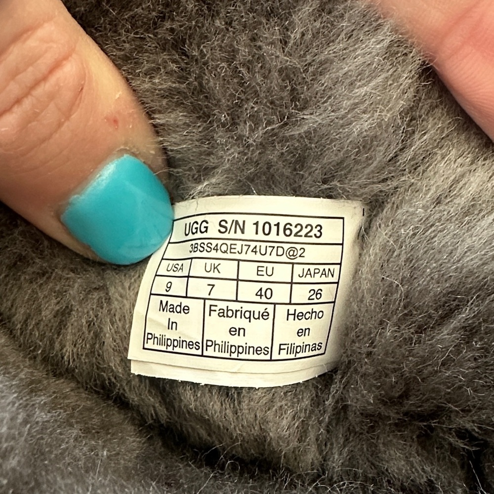 Grey medium height Uggs - image 10